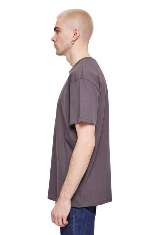 Experimenta una comodidad única en su clase con nuestra camiseta Heavy Oversize en Magnet, diseñada especialmente para hombres. Esta camiseta combina estilo y funcionalidad y ofrece un ajuste holgado que garantiza comodidad diaria. Con su gran calidad y su aspecto clásico, es perfecto tanto para ocasiones informales como para ocasiones más elegantes. La falta de una etiqueta en el frente facilita la personalización según su estilo único. Da el paso hacia un guardarropa que hable tanto de comodidad como de moda.
