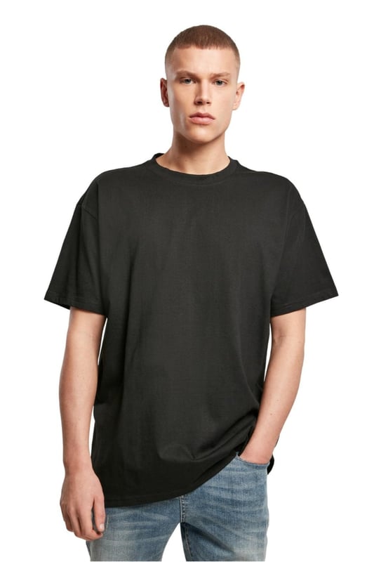 Experimenta comodidad y estilo con esta camiseta Heavy Oversize para hombre. La camiseta está confeccionada 100% algodón, lo que garantiza suavidad y durabilidad. Esta camiseta negra es perfecta para realzar un estilo informal y moderno sin renunciar a la calidad. Su corte extragrande lo hace ideal para cualquier ocasión y resalta tu estilo personal. Ya sea que estés en la calle o en un día relajado en casa, esta camiseta te brinda la libertad que necesitas, mientras que su diseño atemporal garantiza que siempre luzcas bien.