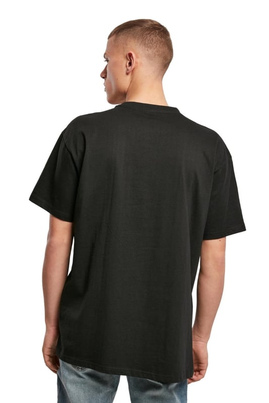 Experimenta comodidad y estilo con esta camiseta Heavy Oversize para hombre. La camiseta está confeccionada 100% algodón, lo que garantiza suavidad y durabilidad. Esta camiseta negra es perfecta para realzar un estilo informal y moderno sin renunciar a la calidad. Su corte extragrande lo hace ideal para cualquier ocasión y resalta tu estilo personal. Ya sea que estés en la calle o en un día relajado en casa, esta camiseta te brinda la libertad que necesitas, mientras que su diseño atemporal garantiza que siempre luzcas bien.