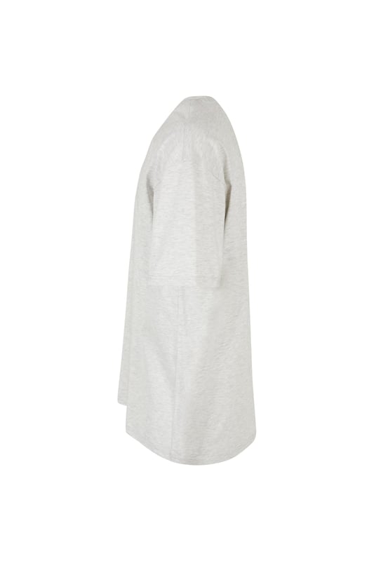 Experimenta la máxima comodidad con nuestra camiseta Heavy Oversize en gris claro. Esta camiseta, diseñada para hombre, combina estilo y un ajuste relajado, lo que la hace ideal tanto para ocasiones informales como semiformales. Confeccionada 100% en algodón, garantiza suavidad y durabilidad. Gracias a su corte oversize podrás disfrutar de una silueta moderna y actual. Perfecto para el guardarropa masculino moderno que enfatiza tanto la comodidad como el estilo. Con sus sutiles detalles en gris claro, esta camiseta encaja perfectamente en cualquier armario.