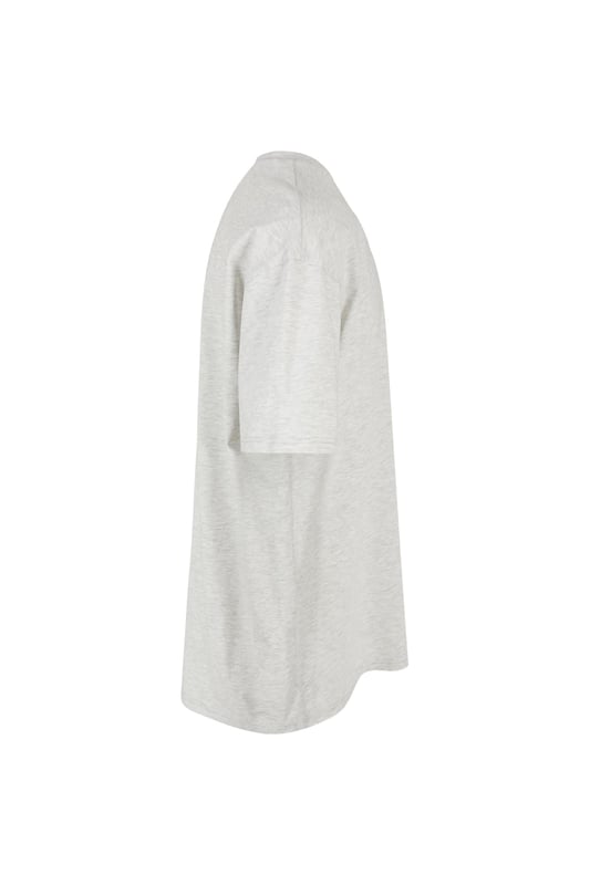 Experimenta la máxima comodidad con nuestra camiseta Heavy Oversize en gris claro. Esta camiseta, diseñada para hombre, combina estilo y un ajuste relajado, lo que la hace ideal tanto para ocasiones informales como semiformales. Confeccionada 100% en algodón, garantiza suavidad y durabilidad. Gracias a su corte oversize podrás disfrutar de una silueta moderna y actual. Perfecto para el guardarropa masculino moderno que enfatiza tanto la comodidad como el estilo. Con sus sutiles detalles en gris claro, esta camiseta encaja perfectamente en cualquier armario.