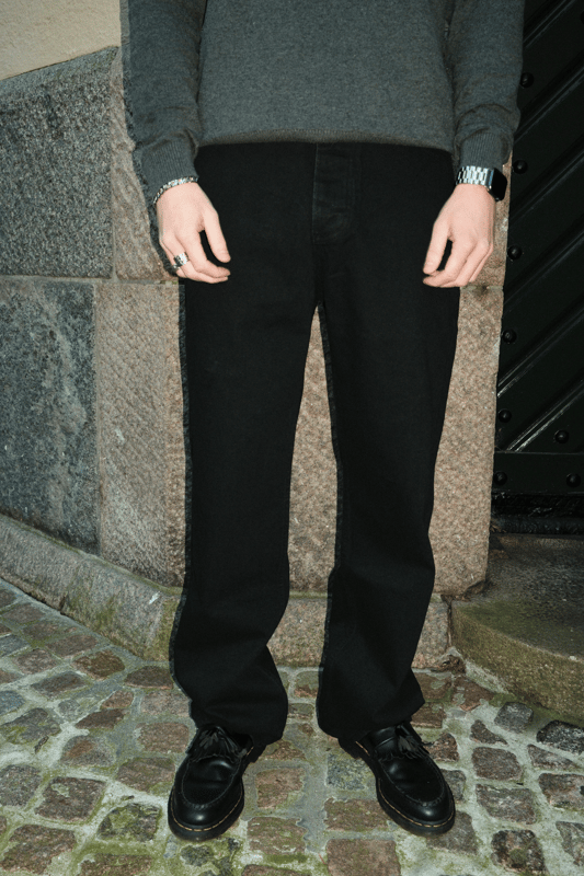 Experimenta la máxima comodidad y estilo con nuestros Baggy Jeans en denim negro, especialmente diseñados para hombres. Confeccionados con 97 % algodón y 3 % lycra, estos jeans ofrecen una combinación perfecta de durabilidad y elasticidad. Ideal para cualquier ocasión, desde uso diario informal hasta salidas nocturnas modernas.