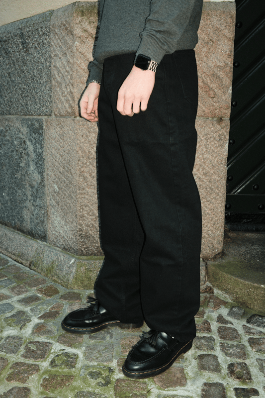 Experimenta la máxima comodidad y estilo con nuestros Baggy Jeans en denim negro, especialmente diseñados para hombres. Confeccionados con 97 % algodón y 3 % lycra, estos jeans ofrecen una combinación perfecta de durabilidad y elasticidad. Ideal para cualquier ocasión, desde uso diario informal hasta salidas nocturnas modernas.