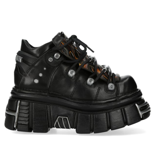 New Rock M-106N-C86 Zwarte Vlammen Leren Gothic Enkel Plateau Laarzen Ontketen een vurige attitude met de New Rock M-106N-C86 enkellaarsjes uit de Metallic Collection. Deze op maat gemaakte laarzen combineren gothic en punk esthetiek met de kenmerkende metallic kracht van New Rock en zijn voorzien van opvallende vlamaccenten op echt rundleer. De hoge platformzool, gecombineerd met een hak van 8 cm en een platform van 6 cm, zorgt voor een dramatische hoogte en een krachtige uitstraling. Met de klassieke vetersluiting en een compacte schacht van 10 cm is deze unisex stijl gemaakt voor onverschrokken expressie. Belangrijkste kenmerken: Materiaal (buitenkant): Rundleer Materiaal (binnenkant): Synthetisch Hakhoogte: 8 cm Platformhoogte: 6 cm Zoolmateriaal: PU Ultra Sluiting: Veters (koord) Schachthoogte: 10 cm Stijl: Gothic, Heavy, Punk, Rock Ontwerp: Unisex (geschikt voor alle geslachten)