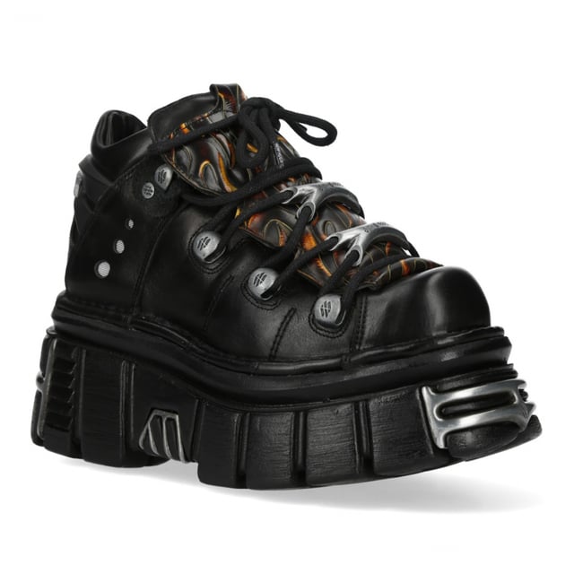 New Rock M-106N-C86 Zwarte Vlammen Leren Gothic Enkel Plateau Laarzen Ontketen een vurige attitude met de New Rock M-106N-C86 enkellaarsjes uit de Metallic Collection. Deze op maat gemaakte laarzen combineren gothic en punk esthetiek met de kenmerkende metallic kracht van New Rock en zijn voorzien van opvallende vlamaccenten op echt rundleer. De hoge platformzool, gecombineerd met een hak van 8 cm en een platform van 6 cm, zorgt voor een dramatische hoogte en een krachtige uitstraling. Met de klassieke vetersluiting en een compacte schacht van 10 cm is deze unisex stijl gemaakt voor onverschrokken expressie. Belangrijkste kenmerken: Materiaal (buitenkant): Rundleer Materiaal (binnenkant): Synthetisch Hakhoogte: 8 cm Platformhoogte: 6 cm Zoolmateriaal: PU Ultra Sluiting: Veters (koord) Schachthoogte: 10 cm Stijl: Gothic, Heavy, Punk, Rock Ontwerp: Unisex (geschikt voor alle geslachten)