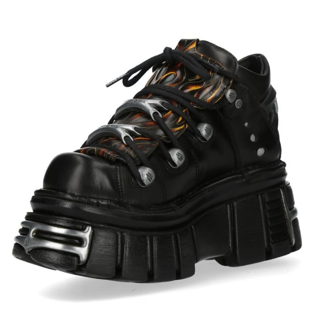New Rock M-106N-C86 Zwarte Vlammen Leren Gothic Enkel Plateau Laarzen Ontketen een vurige attitude met de New Rock M-106N-C86 enkellaarsjes uit de Metallic Collection. Deze op maat gemaakte laarzen combineren gothic en punk esthetiek met de kenmerkende metallic kracht van New Rock en zijn voorzien van opvallende vlamaccenten op echt rundleer. De hoge platformzool, gecombineerd met een hak van 8 cm en een platform van 6 cm, zorgt voor een dramatische hoogte en een krachtige uitstraling. Met de klassieke vetersluiting en een compacte schacht van 10 cm is deze unisex stijl gemaakt voor onverschrokken expressie. Belangrijkste kenmerken: Materiaal (buitenkant): Rundleer Materiaal (binnenkant): Synthetisch Hakhoogte: 8 cm Platformhoogte: 6 cm Zoolmateriaal: PU Ultra Sluiting: Veters (koord) Schachthoogte: 10 cm Stijl: Gothic, Heavy, Punk, Rock Ontwerp: Unisex (geschikt voor alle geslachten)