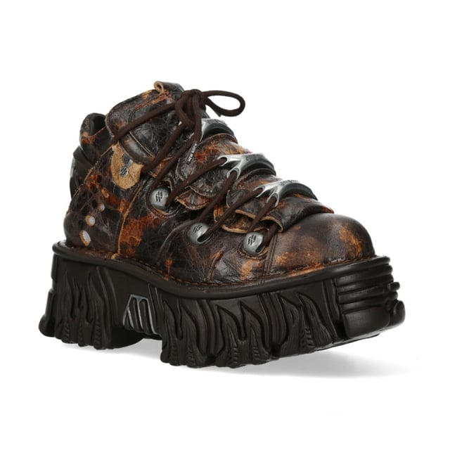 Aardse tinten ontmoeten een gothic randje in de New Rock M-106-C194 laarzen uit de Metallic Collectie. Deze enkellaarsjes zijn gemaakt van rijk bruin rundleer met een premium kalfsleren voering en combineren een punk-geïnspireerd design met de klassieke duurzaamheid van New Rock. Een platte, dikke zool met een hak van 7 cm en een plateau van 4 cm zorgt voor extra hoogte zonder in te leveren op comfort. Afgewerkt met een vetersluiting en robuuste details is deze unisex stijl perfect voor wie van gedurfde, alternatieve mode houdt. Belangrijkste kenmerken: Materiaal (buitenkant): Rundleer Materiaal (binnenkant): Kalfsleer Hakhoogte: 7 cm Plateauhoogte: 4 cm Zoolmateriaal: PU Ultra Sluiting: Veters (koord) Schachthoogte: 10 cm Stijl: Gothic, Heavy, Punk, Rock Ontwerp: Unisex (geschikt voor alle geslachten)