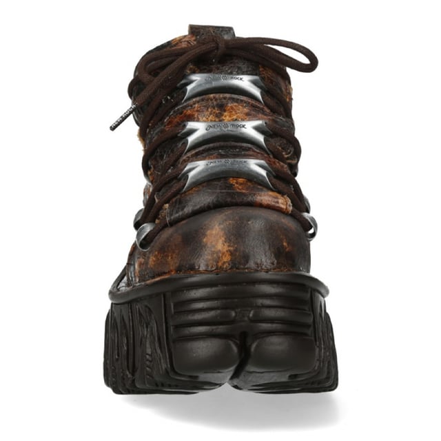 Aardse tinten ontmoeten een gothic randje in de New Rock M-106-C194 laarzen uit de Metallic Collectie. Deze enkellaarsjes zijn gemaakt van rijk bruin rundleer met een premium kalfsleren voering en combineren een punk-geïnspireerd design met de klassieke duurzaamheid van New Rock. Een platte, dikke zool met een hak van 7 cm en een plateau van 4 cm zorgt voor extra hoogte zonder in te leveren op comfort. Afgewerkt met een vetersluiting en robuuste details is deze unisex stijl perfect voor wie van gedurfde, alternatieve mode houdt. Belangrijkste kenmerken: Materiaal (buitenkant): Rundleer Materiaal (binnenkant): Kalfsleer Hakhoogte: 7 cm Plateauhoogte: 4 cm Zoolmateriaal: PU Ultra Sluiting: Veters (koord) Schachthoogte: 10 cm Stijl: Gothic, Heavy, Punk, Rock Ontwerp: Unisex (geschikt voor alle geslachten)