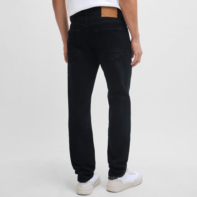 Men's Boss Taber BC Slim-Fit Jeans. These mid-rise jeans by BOSS Menswear are crafted in denim blended with a generous amount of stretch for flexibility and lasting shape retention.- Regular rise.- Button closure.- Pockets bottom front: Side pockets.- Tapered leg.- Pockets bottom back: Patch pocket.- Standard length. Material: 94% Cotton, 5% Polyester, 1% Elastane. Ref: 50495109018.