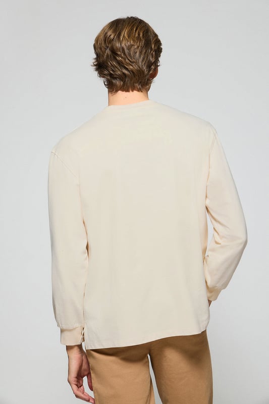 Dieses langärmlige Herren-T-Shirt in stilvollem und zeitlosem Design ist aus robuster Baumwolle gefertigt und bietet Langlebigkeit und Komfort. Der Rundhalsausschnitt und die Ärmelbündchen sind gerippt und sorgen für einen guten Sitz. Die beiden seitlichen Schlitze und die lockere Passform sorgen für mehr Bewegungsfreiheit. Die mit Logo versehenen farblich abgestimmten Nahtbänder an der Krageninnenseite ist Ausdruck liebevoller Detailarbeit. Der Stoffaufnäher aus Twill mit gummiertem Polo Club Logo auf der Brust verleiht ihm eine besondere Note.