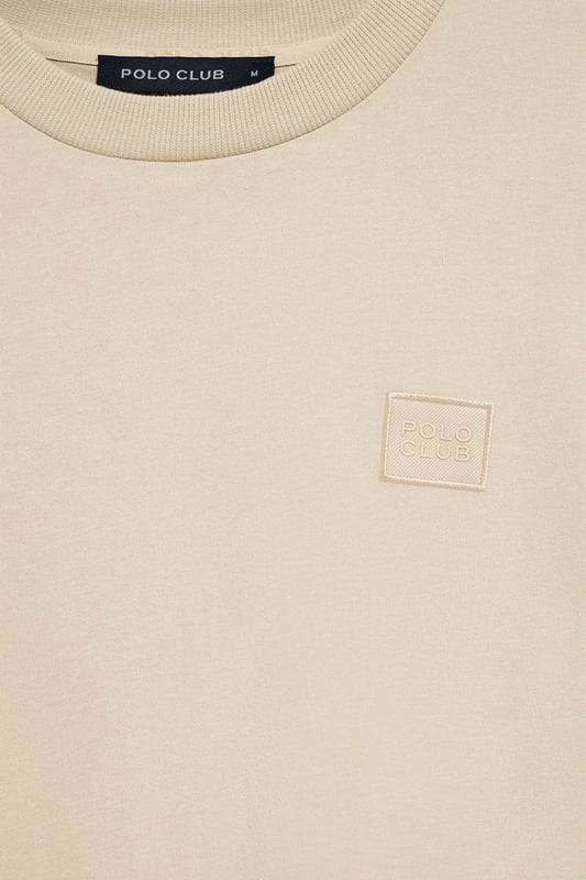 Dieses langärmlige Herren-T-Shirt in stilvollem und zeitlosem Design ist aus robuster Baumwolle gefertigt und bietet Langlebigkeit und Komfort. Der Rundhalsausschnitt und die Ärmelbündchen sind gerippt und sorgen für einen guten Sitz. Die beiden seitlichen Schlitze und die lockere Passform sorgen für mehr Bewegungsfreiheit. Die mit Logo versehenen farblich abgestimmten Nahtbänder an der Krageninnenseite ist Ausdruck liebevoller Detailarbeit. Der Stoffaufnäher aus Twill mit gummiertem Polo Club Logo auf der Brust verleiht ihm eine besondere Note.