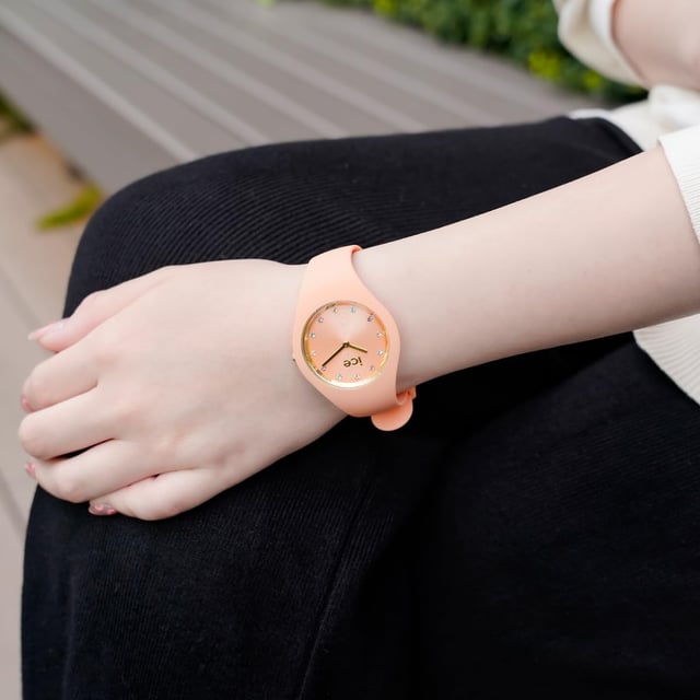 This Ice Watch Ice Cosmos - Apricot Analogue Watch for Women is the perfect timepiece to wear or to gift. It's Orange 37 mm Round case combined with the comfortable Orange Silicone watch band will ensure you enjoy this stunning timepiece without any compromise. Operated by a high quality Quartz movement and water resistant to 10 bars, your watch will keep ticking. This watch with a super soft silicone strap, will add a flash of vibrant style to all your outfits! High quality 19 cm length and 14 mm width Orange Silicone strap with a Buckle Case diameter: 37 mm,case thickness: 8 mm, case colour: Orange and dial colour: Orange