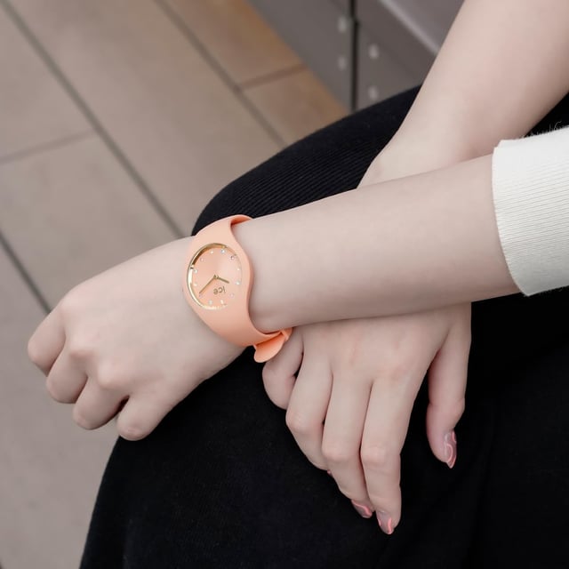This Ice Watch Ice Cosmos - Apricot Analogue Watch for Women is the perfect timepiece to wear or to gift. It's Orange 37 mm Round case combined with the comfortable Orange Silicone watch band will ensure you enjoy this stunning timepiece without any compromise. Operated by a high quality Quartz movement and water resistant to 10 bars, your watch will keep ticking. This watch with a super soft silicone strap, will add a flash of vibrant style to all your outfits! High quality 19 cm length and 14 mm width Orange Silicone strap with a Buckle Case diameter: 37 mm,case thickness: 8 mm, case colour: Orange and dial colour: Orange