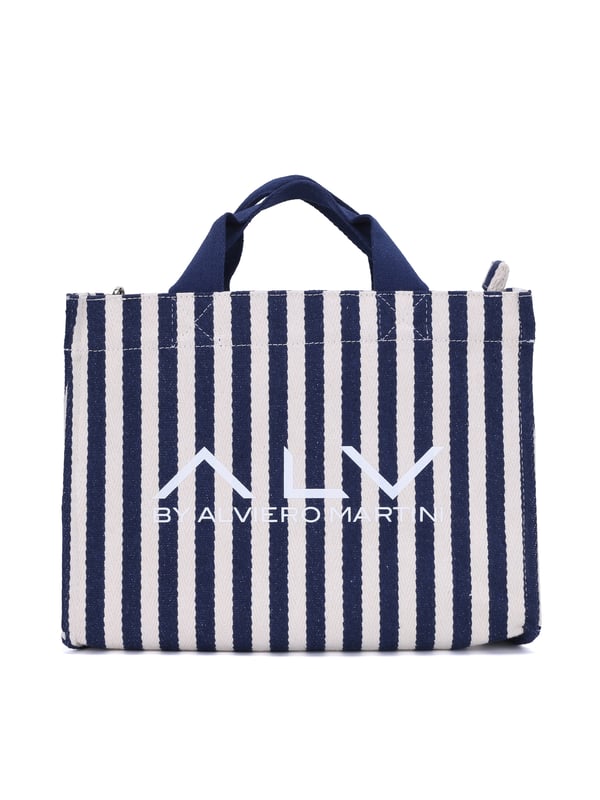 Bolso shopper para mujer. El cierre es con cremallera. Los bolsillos internos son dos con cremallera y dos abiertos. Los bolsillos externos están ausentes. La bandolera es ajustable y extraíble en tejido. El mango es de tela. Hay un compartimento interno. El material exterior es 100% nailon. Internamente es 100% Poliéster. Medidas: 32x24x14 cm. Producto de moda