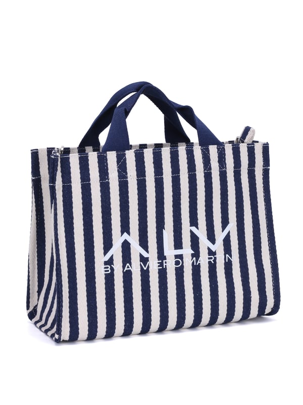 Bolso shopper para mujer. El cierre es con cremallera. Los bolsillos internos son dos con cremallera y dos abiertos. Los bolsillos externos están ausentes. La bandolera es ajustable y extraíble en tejido. El mango es de tela. Hay un compartimento interno. El material exterior es 100% nailon. Internamente es 100% Poliéster. Medidas: 32x24x14 cm. Producto de moda