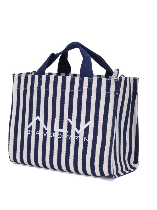 Bolso shopper para mujer. El cierre es con cremallera. Los bolsillos internos son dos con cremallera y dos abiertos. Los bolsillos externos están ausentes. La bandolera es ajustable y extraíble en tejido. El mango es de tela. Hay un compartimento interno. El material exterior es 100% nailon. Internamente es 100% Poliéster. Medidas: 32x24x14 cm. Producto de moda