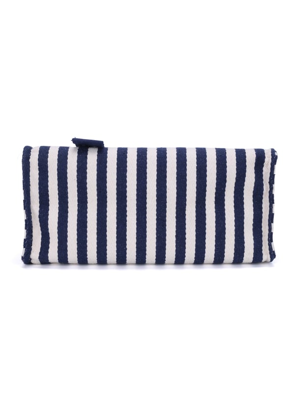Bolso shopper para mujer. El cierre es con cremallera. Los bolsillos internos son dos con cremallera y dos abiertos. Los bolsillos externos están ausentes. La bandolera es ajustable y extraíble en tejido. El mango es de tela. Hay un compartimento interno. El material exterior es 100% nailon. Internamente es 100% Poliéster. Medidas: 32x24x14 cm. Producto de moda
