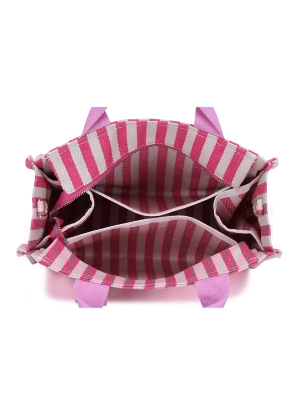 Damesshopper met ritssluiting. twee rits- en twee open binnenzakken. afwezige externe zakken. verstelbaar en afneembaar in stoffen schouderband. weefsel handvat. een binnencompartiment.  extern materiaal. 100% polyester binnenkant. Afmetingen: 32x24x14 cm. Modeproduct
