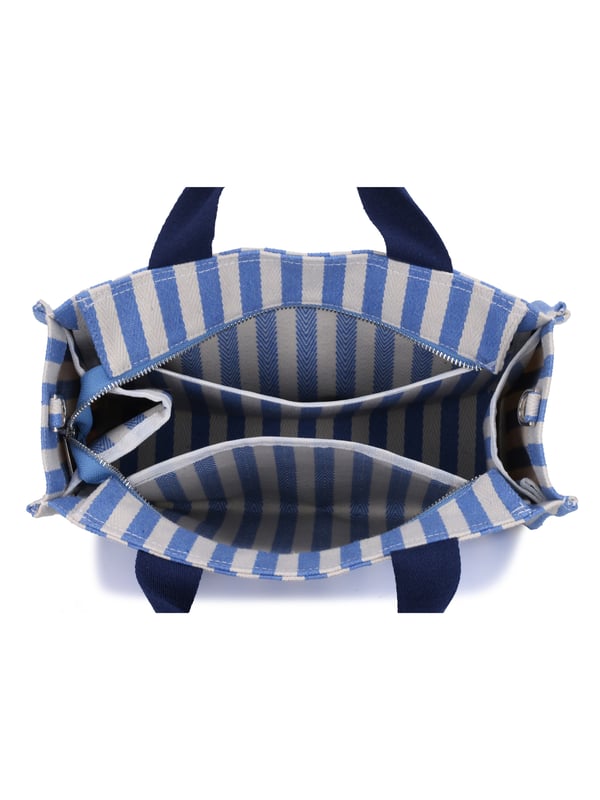 Damen-Shopper-Tasche mit Reißverschluss. zwei Reißverschluss- und zwei offene Innentaschen. fehlende Außentaschen. verstellbarer und abnehmbarer Schultergurt aus Stoff. Gewebegriff. ein Innenfach.  Außenmaterial: Innenmaterial: 100 % Polyester. Maße: 32x24x14 cm. Modeprodukt