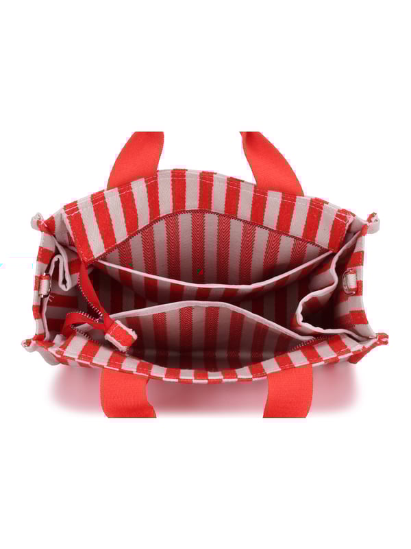 Damen-Shopper-Tasche mit Reißverschluss. zwei Reißverschluss- und zwei offene Innentaschen. fehlende Außentaschen. verstellbarer und abnehmbarer Schultergurt aus Stoff. Gewebegriff. ein Innenfach.  Außenmaterial: Innenmaterial: 100 % Polyester. Maße: 32x24x14 cm. Modeprodukt