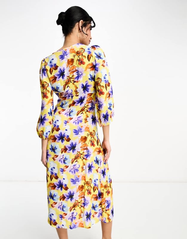 Dresses by Y.A.S All other dresses can go home Floral design V-neck Long sleeves Regular fitSold By: Asos