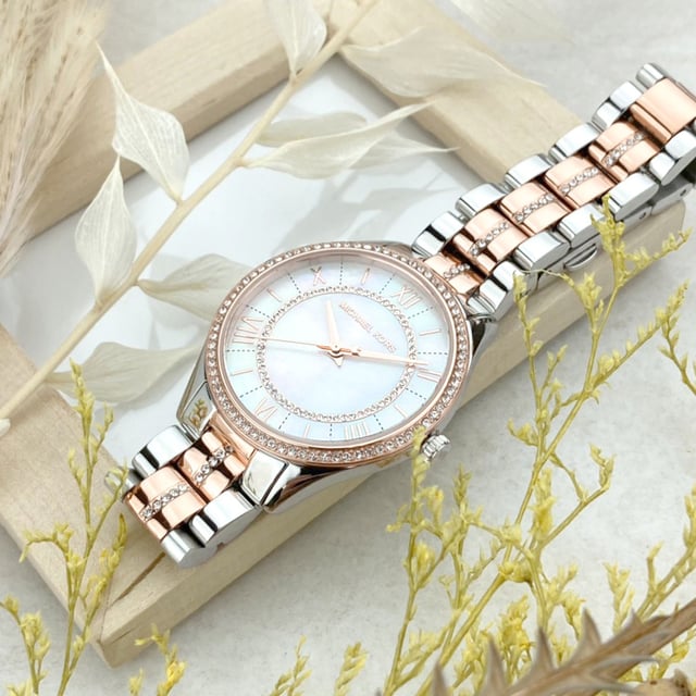 This Michael Kors Lauryn Analogue Watch for Women is the perfect timepiece to wear or to gift. It's Multicolour 33 mm Round case combined with the comfortable Multicolour Stainless steel watch band will ensure you enjoy this stunning timepiece without any compromise. Operated by a high quality Quartz movement and water resistant to 5 bars, your watch will keep ticking.