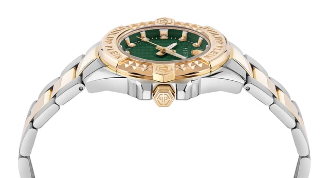 This Philipp Plein Plein Majesty Analogue Watch for Women is the perfect timepiece to wear or to gift. It's Multicolour 38 mm Round case combined with the comfortable Multicolour Stainless steel watch band will ensure you enjoy this stunning timepiece without any compromise. Operated by a high quality Quartz movement and water resistant to 5 bars, your watch will keep ticking. The Plein Majesty is ready to conquer the feminine universe. This Analogue watch has a function: Luminous Hands High quality 19 cm length and 20 mm width Multicolour Stainless steel strap with a Deployment clasp Case diameter: 38 mm,case thickness: 9.5 mm, case colour: Multicolour and dial colour: Green