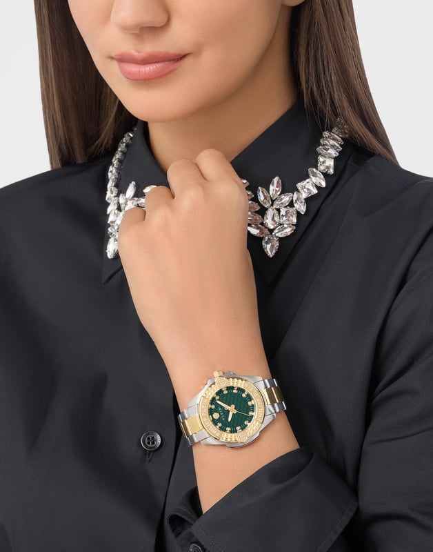 This Philipp Plein Plein Majesty Analogue Watch for Women is the perfect timepiece to wear or to gift. It's Multicolour 38 mm Round case combined with the comfortable Multicolour Stainless steel watch band will ensure you enjoy this stunning timepiece without any compromise. Operated by a high quality Quartz movement and water resistant to 5 bars, your watch will keep ticking. The Plein Majesty is ready to conquer the feminine universe. This Analogue watch has a function: Luminous Hands High quality 19 cm length and 20 mm width Multicolour Stainless steel strap with a Deployment clasp Case diameter: 38 mm,case thickness: 9.5 mm, case colour: Multicolour and dial colour: Green
