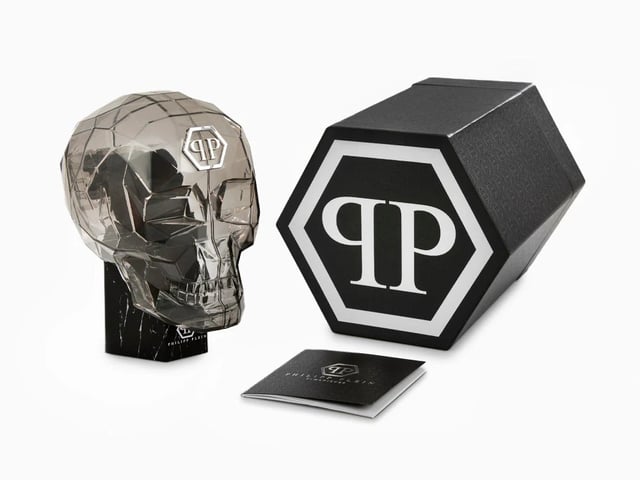 This Philipp Plein Plein Majesty Analogue Watch for Women is the perfect timepiece to wear or to gift. It's Multicolour 38 mm Round case combined with the comfortable Multicolour Stainless steel watch band will ensure you enjoy this stunning timepiece without any compromise. Operated by a high quality Quartz movement and water resistant to 5 bars, your watch will keep ticking. The Plein Majesty is ready to conquer the feminine universe. This Analogue watch has a function: Luminous Hands High quality 19 cm length and 20 mm width Multicolour Stainless steel strap with a Deployment clasp Case diameter: 38 mm,case thickness: 9.5 mm, case colour: Multicolour and dial colour: Green