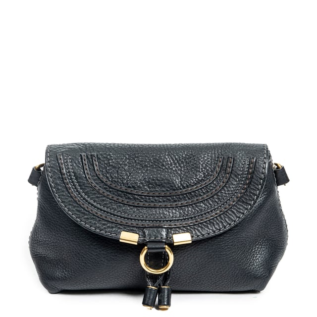 Chloé Bolsas Marcie Pochette Crossbody  Bolso bandolera en Negro Piel de becerro y Oro hardware. El producto está en en Excelentes Condiciones (A).
  Dimensiones: 18.5x13x8 cm 
  Accesorios incluidos: Strap
    Condición Notes: faint scuffs on bottom corners; slightly discolored snap button hardware
  BrandCo Paris encuentra artículos raros y en las mejores condiciones a precios increíbles. ¡Vale la pena tener paciencia! Compra con confianza: todos los artículos de BrandCo Paris son seleccionados y autenticados cuidadosamente por nuestro equipo de expertos.
  Todos los artículos vienen con un certificado de autenticidad y un embalaje entregado por BrandCo Paris.
  Tabla de clasificación de la condición del artículo
  N (como nuevo)
  AA (perfecto estado)
  A (excelente estado)
  AB (muy buen estado)
  B (bueno/regular)