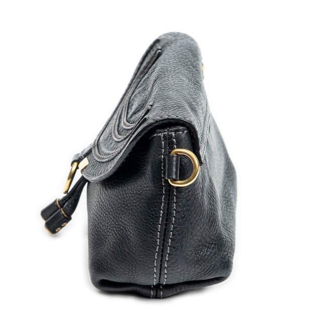 Chloé Bolsas Marcie Pochette Crossbody  Bolso bandolera en Negro Piel de becerro y Oro hardware. El producto está en en Excelentes Condiciones (A).
  Dimensiones: 18.5x13x8 cm 
  Accesorios incluidos: Strap
    Condición Notes: faint scuffs on bottom corners; slightly discolored snap button hardware
  BrandCo Paris encuentra artículos raros y en las mejores condiciones a precios increíbles. ¡Vale la pena tener paciencia! Compra con confianza: todos los artículos de BrandCo Paris son seleccionados y autenticados cuidadosamente por nuestro equipo de expertos.
  Todos los artículos vienen con un certificado de autenticidad y un embalaje entregado por BrandCo Paris.
  Tabla de clasificación de la condición del artículo
  N (como nuevo)
  AA (perfecto estado)
  A (excelente estado)
  AB (muy buen estado)
  B (bueno/regular)