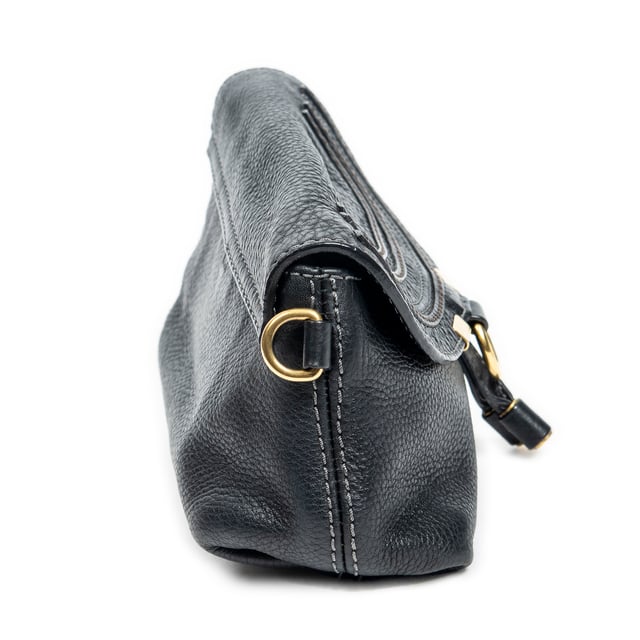Chloé Bolsas Marcie Pochette Crossbody  Bolso bandolera en Negro Piel de becerro y Oro hardware. El producto está en en Excelentes Condiciones (A).
  Dimensiones: 18.5x13x8 cm 
  Accesorios incluidos: Strap
    Condición Notes: faint scuffs on bottom corners; slightly discolored snap button hardware
  BrandCo Paris encuentra artículos raros y en las mejores condiciones a precios increíbles. ¡Vale la pena tener paciencia! Compra con confianza: todos los artículos de BrandCo Paris son seleccionados y autenticados cuidadosamente por nuestro equipo de expertos.
  Todos los artículos vienen con un certificado de autenticidad y un embalaje entregado por BrandCo Paris.
  Tabla de clasificación de la condición del artículo
  N (como nuevo)
  AA (perfecto estado)
  A (excelente estado)
  AB (muy buen estado)
  B (bueno/regular)