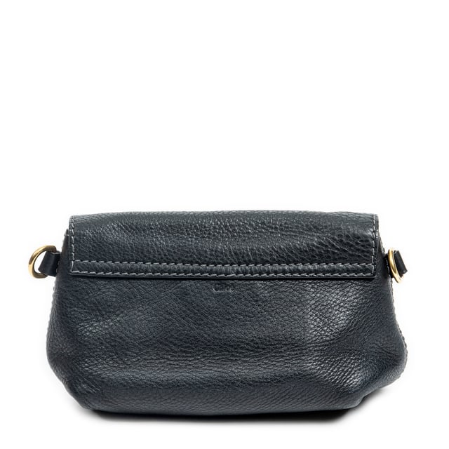 Chloé Bolsas Marcie Pochette Crossbody  Bolso bandolera en Negro Piel de becerro y Oro hardware. El producto está en en Excelentes Condiciones (A).
  Dimensiones: 18.5x13x8 cm 
  Accesorios incluidos: Strap
    Condición Notes: faint scuffs on bottom corners; slightly discolored snap button hardware
  BrandCo Paris encuentra artículos raros y en las mejores condiciones a precios increíbles. ¡Vale la pena tener paciencia! Compra con confianza: todos los artículos de BrandCo Paris son seleccionados y autenticados cuidadosamente por nuestro equipo de expertos.
  Todos los artículos vienen con un certificado de autenticidad y un embalaje entregado por BrandCo Paris.
  Tabla de clasificación de la condición del artículo
  N (como nuevo)
  AA (perfecto estado)
  A (excelente estado)
  AB (muy buen estado)
  B (bueno/regular)