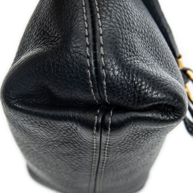Chloé Bolsas Marcie Pochette Crossbody  Bolso bandolera en Negro Piel de becerro y Oro hardware. El producto está en en Excelentes Condiciones (A).
  Dimensiones: 18.5x13x8 cm 
  Accesorios incluidos: Strap
    Condición Notes: faint scuffs on bottom corners; slightly discolored snap button hardware
  BrandCo Paris encuentra artículos raros y en las mejores condiciones a precios increíbles. ¡Vale la pena tener paciencia! Compra con confianza: todos los artículos de BrandCo Paris son seleccionados y autenticados cuidadosamente por nuestro equipo de expertos.
  Todos los artículos vienen con un certificado de autenticidad y un embalaje entregado por BrandCo Paris.
  Tabla de clasificación de la condición del artículo
  N (como nuevo)
  AA (perfecto estado)
  A (excelente estado)
  AB (muy buen estado)
  B (bueno/regular)