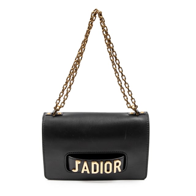 Dior Bolsas J'Adior Chain Flap Bag  Bolso bandolera en Negro Piel de becerro y Oro hardware. El producto está en en Excelentes Condiciones (A).
  Dimensiones: 25x17x5 cm 
  Accesorios incluidos: dustbag
    Condición Notes: light scratches on exterior
  BrandCo Paris encuentra artículos raros y en las mejores condiciones a precios increíbles. ¡Vale la pena tener paciencia! Compra con confianza: todos los artículos de BrandCo Paris son seleccionados y autenticados cuidadosamente por nuestro equipo de expertos.
  Todos los artículos vienen con un certificado de autenticidad y un embalaje entregado por BrandCo Paris.
  Tabla de clasificación de la condición del artículo
  N (como nuevo)
  AA (perfecto estado)
  A (excelente estado)
  AB (muy buen estado)
  B (bueno/regular)