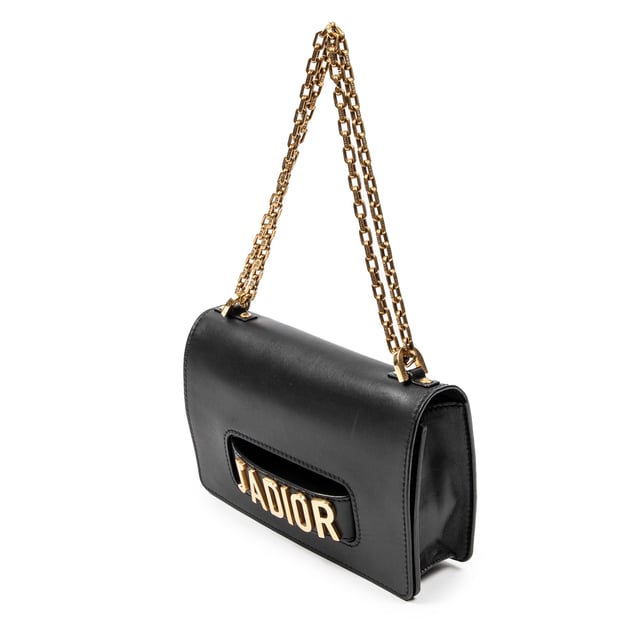 Dior Bolsas J'Adior Chain Flap Bag  Bolso bandolera en Negro Piel de becerro y Oro hardware. El producto está en en Excelentes Condiciones (A).
  Dimensiones: 25x17x5 cm 
  Accesorios incluidos: dustbag
    Condición Notes: light scratches on exterior
  BrandCo Paris encuentra artículos raros y en las mejores condiciones a precios increíbles. ¡Vale la pena tener paciencia! Compra con confianza: todos los artículos de BrandCo Paris son seleccionados y autenticados cuidadosamente por nuestro equipo de expertos.
  Todos los artículos vienen con un certificado de autenticidad y un embalaje entregado por BrandCo Paris.
  Tabla de clasificación de la condición del artículo
  N (como nuevo)
  AA (perfecto estado)
  A (excelente estado)
  AB (muy buen estado)
  B (bueno/regular)