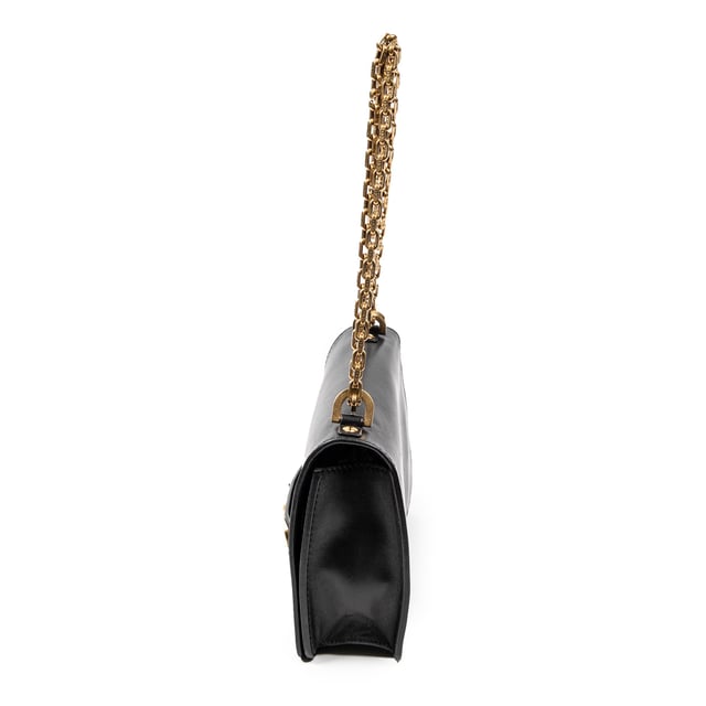 Dior Bolsas J'Adior Chain Flap Bag  Bolso bandolera en Negro Piel de becerro y Oro hardware. El producto está en en Excelentes Condiciones (A).
  Dimensiones: 25x17x5 cm 
  Accesorios incluidos: dustbag
    Condición Notes: light scratches on exterior
  BrandCo Paris encuentra artículos raros y en las mejores condiciones a precios increíbles. ¡Vale la pena tener paciencia! Compra con confianza: todos los artículos de BrandCo Paris son seleccionados y autenticados cuidadosamente por nuestro equipo de expertos.
  Todos los artículos vienen con un certificado de autenticidad y un embalaje entregado por BrandCo Paris.
  Tabla de clasificación de la condición del artículo
  N (como nuevo)
  AA (perfecto estado)
  A (excelente estado)
  AB (muy buen estado)
  B (bueno/regular)