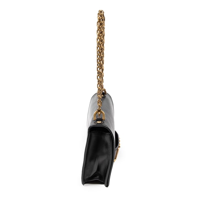 Dior Bolsas J'Adior Chain Flap Bag  Bolso bandolera en Negro Piel de becerro y Oro hardware. El producto está en en Excelentes Condiciones (A).
  Dimensiones: 25x17x5 cm 
  Accesorios incluidos: dustbag
    Condición Notes: light scratches on exterior
  BrandCo Paris encuentra artículos raros y en las mejores condiciones a precios increíbles. ¡Vale la pena tener paciencia! Compra con confianza: todos los artículos de BrandCo Paris son seleccionados y autenticados cuidadosamente por nuestro equipo de expertos.
  Todos los artículos vienen con un certificado de autenticidad y un embalaje entregado por BrandCo Paris.
  Tabla de clasificación de la condición del artículo
  N (como nuevo)
  AA (perfecto estado)
  A (excelente estado)
  AB (muy buen estado)
  B (bueno/regular)