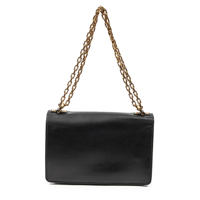 Dior Bolsas J'Adior Chain Flap Bag  Bolso bandolera en Negro Piel de becerro y Oro hardware. El producto está en en Excelentes Condiciones (A).
  Dimensiones: 25x17x5 cm 
  Accesorios incluidos: dustbag
    Condición Notes: light scratches on exterior
  BrandCo Paris encuentra artículos raros y en las mejores condiciones a precios increíbles. ¡Vale la pena tener paciencia! Compra con confianza: todos los artículos de BrandCo Paris son seleccionados y autenticados cuidadosamente por nuestro equipo de expertos.
  Todos los artículos vienen con un certificado de autenticidad y un embalaje entregado por BrandCo Paris.
  Tabla de clasificación de la condición del artículo
  N (como nuevo)
  AA (perfecto estado)
  A (excelente estado)
  AB (muy buen estado)
  B (bueno/regular)