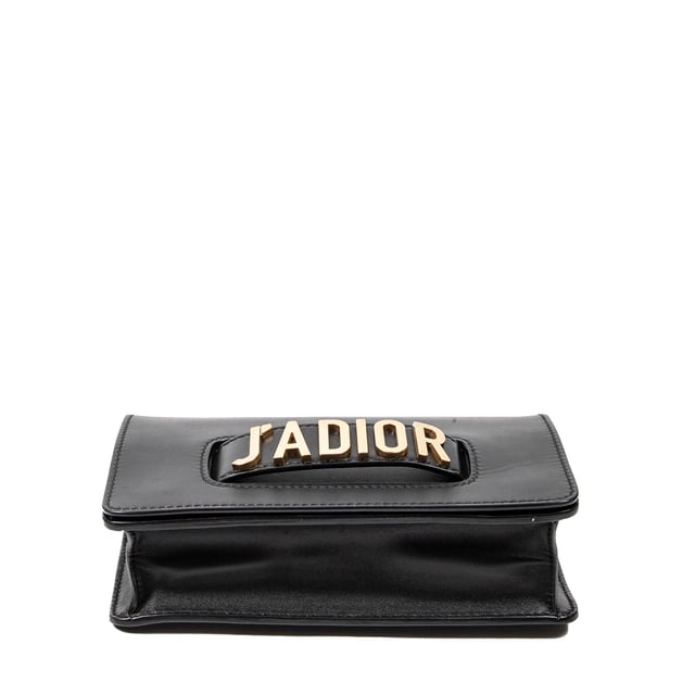 Dior Bolsas J'Adior Chain Flap Bag  Bolso bandolera en Negro Piel de becerro y Oro hardware. El producto está en en Excelentes Condiciones (A).
  Dimensiones: 25x17x5 cm 
  Accesorios incluidos: dustbag
    Condición Notes: light scratches on exterior
  BrandCo Paris encuentra artículos raros y en las mejores condiciones a precios increíbles. ¡Vale la pena tener paciencia! Compra con confianza: todos los artículos de BrandCo Paris son seleccionados y autenticados cuidadosamente por nuestro equipo de expertos.
  Todos los artículos vienen con un certificado de autenticidad y un embalaje entregado por BrandCo Paris.
  Tabla de clasificación de la condición del artículo
  N (como nuevo)
  AA (perfecto estado)
  A (excelente estado)
  AB (muy buen estado)
  B (bueno/regular)