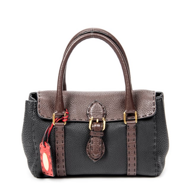 Fendi Bolsas Selleria Mini Linda  Bolso bandolera en Negro/Marrón/Rojo Piel de becerro y Oro hardware. El producto está en en Perfectas Condiciones (AA).
  Dimensiones: 22.5x17x11 cm 
  Accesorios incluidos: Dustbag; Tag Charm
    
  BrandCo Paris encuentra artículos raros y en las mejores condiciones a precios increíbles. ¡Vale la pena tener paciencia! Compra con confianza: todos los artículos de BrandCo Paris son seleccionados y autenticados cuidadosamente por nuestro equipo de expertos.
  Todos los artículos vienen con un certificado de autenticidad y un embalaje entregado por BrandCo Paris.
  Tabla de clasificación de la condición del artículo
  N (como nuevo)
  AA (perfecto estado)
  A (excelente estado)
  AB (muy buen estado)
  B (bueno/regular)