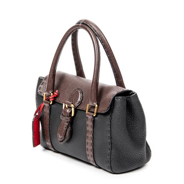 Fendi Bolsas Selleria Mini Linda  Bolso bandolera en Negro/Marrón/Rojo Piel de becerro y Oro hardware. El producto está en en Perfectas Condiciones (AA).
  Dimensiones: 22.5x17x11 cm 
  Accesorios incluidos: Dustbag; Tag Charm
    
  BrandCo Paris encuentra artículos raros y en las mejores condiciones a precios increíbles. ¡Vale la pena tener paciencia! Compra con confianza: todos los artículos de BrandCo Paris son seleccionados y autenticados cuidadosamente por nuestro equipo de expertos.
  Todos los artículos vienen con un certificado de autenticidad y un embalaje entregado por BrandCo Paris.
  Tabla de clasificación de la condición del artículo
  N (como nuevo)
  AA (perfecto estado)
  A (excelente estado)
  AB (muy buen estado)
  B (bueno/regular)