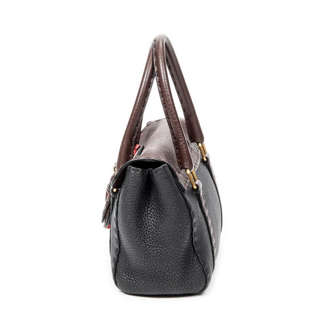 Fendi Bolsas Selleria Mini Linda  Bolso bandolera en Negro/Marrón/Rojo Piel de becerro y Oro hardware. El producto está en en Perfectas Condiciones (AA).
  Dimensiones: 22.5x17x11 cm 
  Accesorios incluidos: Dustbag; Tag Charm
    
  BrandCo Paris encuentra artículos raros y en las mejores condiciones a precios increíbles. ¡Vale la pena tener paciencia! Compra con confianza: todos los artículos de BrandCo Paris son seleccionados y autenticados cuidadosamente por nuestro equipo de expertos.
  Todos los artículos vienen con un certificado de autenticidad y un embalaje entregado por BrandCo Paris.
  Tabla de clasificación de la condición del artículo
  N (como nuevo)
  AA (perfecto estado)
  A (excelente estado)
  AB (muy buen estado)
  B (bueno/regular)