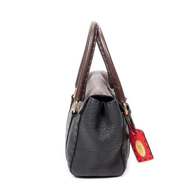 Fendi Bolsas Selleria Mini Linda  Bolso bandolera en Negro/Marrón/Rojo Piel de becerro y Oro hardware. El producto está en en Perfectas Condiciones (AA).
  Dimensiones: 22.5x17x11 cm 
  Accesorios incluidos: Dustbag; Tag Charm
    
  BrandCo Paris encuentra artículos raros y en las mejores condiciones a precios increíbles. ¡Vale la pena tener paciencia! Compra con confianza: todos los artículos de BrandCo Paris son seleccionados y autenticados cuidadosamente por nuestro equipo de expertos.
  Todos los artículos vienen con un certificado de autenticidad y un embalaje entregado por BrandCo Paris.
  Tabla de clasificación de la condición del artículo
  N (como nuevo)
  AA (perfecto estado)
  A (excelente estado)
  AB (muy buen estado)
  B (bueno/regular)