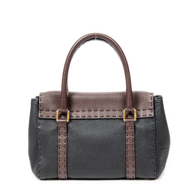 Fendi Bolsas Selleria Mini Linda  Bolso bandolera en Negro/Marrón/Rojo Piel de becerro y Oro hardware. El producto está en en Perfectas Condiciones (AA).
  Dimensiones: 22.5x17x11 cm 
  Accesorios incluidos: Dustbag; Tag Charm
    
  BrandCo Paris encuentra artículos raros y en las mejores condiciones a precios increíbles. ¡Vale la pena tener paciencia! Compra con confianza: todos los artículos de BrandCo Paris son seleccionados y autenticados cuidadosamente por nuestro equipo de expertos.
  Todos los artículos vienen con un certificado de autenticidad y un embalaje entregado por BrandCo Paris.
  Tabla de clasificación de la condición del artículo
  N (como nuevo)
  AA (perfecto estado)
  A (excelente estado)
  AB (muy buen estado)
  B (bueno/regular)