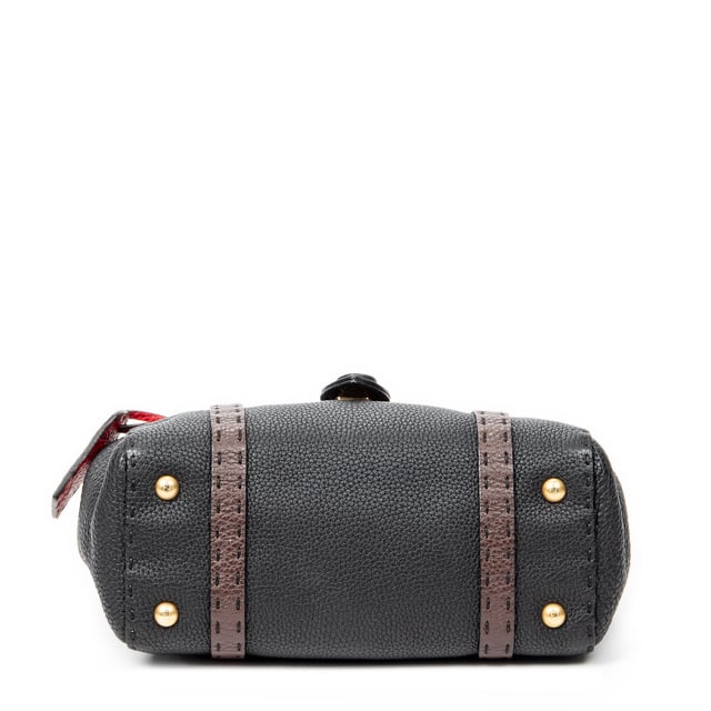 Fendi Bolsas Selleria Mini Linda  Bolso bandolera en Negro/Marrón/Rojo Piel de becerro y Oro hardware. El producto está en en Perfectas Condiciones (AA).
  Dimensiones: 22.5x17x11 cm 
  Accesorios incluidos: Dustbag; Tag Charm
    
  BrandCo Paris encuentra artículos raros y en las mejores condiciones a precios increíbles. ¡Vale la pena tener paciencia! Compra con confianza: todos los artículos de BrandCo Paris son seleccionados y autenticados cuidadosamente por nuestro equipo de expertos.
  Todos los artículos vienen con un certificado de autenticidad y un embalaje entregado por BrandCo Paris.
  Tabla de clasificación de la condición del artículo
  N (como nuevo)
  AA (perfecto estado)
  A (excelente estado)
  AB (muy buen estado)
  B (bueno/regular)