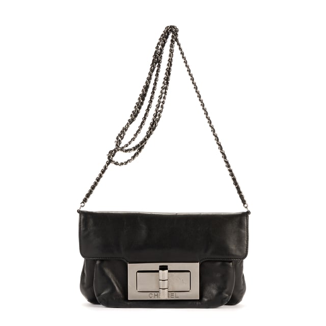 Chanel Bolsas Giant Lock Reissue Mademoiselle Flap  Bolso bandolera en Negro Piel de becerro y Plata hardware. El producto está en en Excelentes Condiciones (A).
  Dimensiones: 20x12x2.5 cm 
  Accesorios incluidos: Sticker; Dustbag
    
  BrandCo Paris encuentra artículos raros y en las mejores condiciones a precios increíbles. ¡Vale la pena tener paciencia! Compra con confianza: todos los artículos de BrandCo Paris son seleccionados y autenticados cuidadosamente por nuestro equipo de expertos.
  Todos los artículos vienen con un certificado de autenticidad y un embalaje entregado por BrandCo Paris.
  Tabla de clasificación de la condición del artículo
  N (como nuevo)
  AA (perfecto estado)
  A (excelente estado)
  AB (muy buen estado)
  B (bueno/regular)