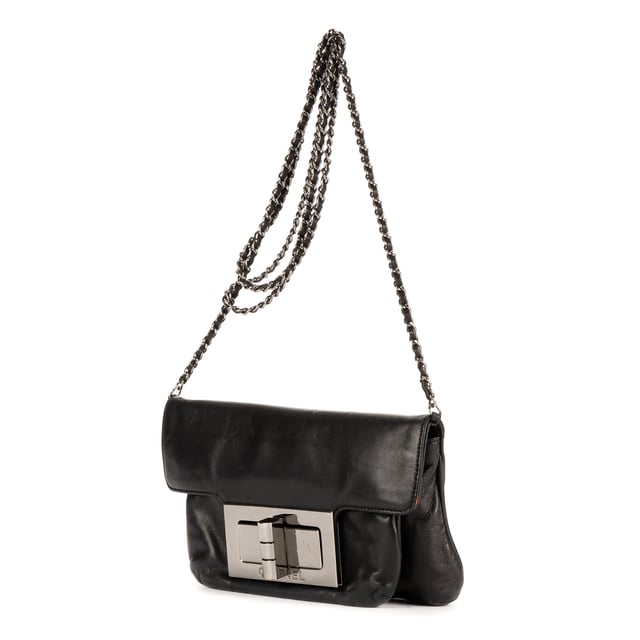 Chanel Bolsas Giant Lock Reissue Mademoiselle Flap  Bolso bandolera en Negro Piel de becerro y Plata hardware. El producto está en en Excelentes Condiciones (A).
  Dimensiones: 20x12x2.5 cm 
  Accesorios incluidos: Sticker; Dustbag
    
  BrandCo Paris encuentra artículos raros y en las mejores condiciones a precios increíbles. ¡Vale la pena tener paciencia! Compra con confianza: todos los artículos de BrandCo Paris son seleccionados y autenticados cuidadosamente por nuestro equipo de expertos.
  Todos los artículos vienen con un certificado de autenticidad y un embalaje entregado por BrandCo Paris.
  Tabla de clasificación de la condición del artículo
  N (como nuevo)
  AA (perfecto estado)
  A (excelente estado)
  AB (muy buen estado)
  B (bueno/regular)
