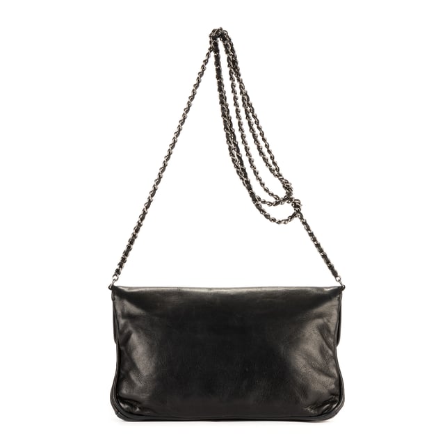 Chanel Bolsas Giant Lock Reissue Mademoiselle Flap  Bolso bandolera en Negro Piel de becerro y Plata hardware. El producto está en en Excelentes Condiciones (A).
  Dimensiones: 20x12x2.5 cm 
  Accesorios incluidos: Sticker; Dustbag
    
  BrandCo Paris encuentra artículos raros y en las mejores condiciones a precios increíbles. ¡Vale la pena tener paciencia! Compra con confianza: todos los artículos de BrandCo Paris son seleccionados y autenticados cuidadosamente por nuestro equipo de expertos.
  Todos los artículos vienen con un certificado de autenticidad y un embalaje entregado por BrandCo Paris.
  Tabla de clasificación de la condición del artículo
  N (como nuevo)
  AA (perfecto estado)
  A (excelente estado)
  AB (muy buen estado)
  B (bueno/regular)