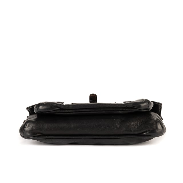Chanel Bolsas Giant Lock Reissue Mademoiselle Flap  Bolso bandolera en Negro Piel de becerro y Plata hardware. El producto está en en Excelentes Condiciones (A).
  Dimensiones: 20x12x2.5 cm 
  Accesorios incluidos: Sticker; Dustbag
    
  BrandCo Paris encuentra artículos raros y en las mejores condiciones a precios increíbles. ¡Vale la pena tener paciencia! Compra con confianza: todos los artículos de BrandCo Paris son seleccionados y autenticados cuidadosamente por nuestro equipo de expertos.
  Todos los artículos vienen con un certificado de autenticidad y un embalaje entregado por BrandCo Paris.
  Tabla de clasificación de la condición del artículo
  N (como nuevo)
  AA (perfecto estado)
  A (excelente estado)
  AB (muy buen estado)
  B (bueno/regular)